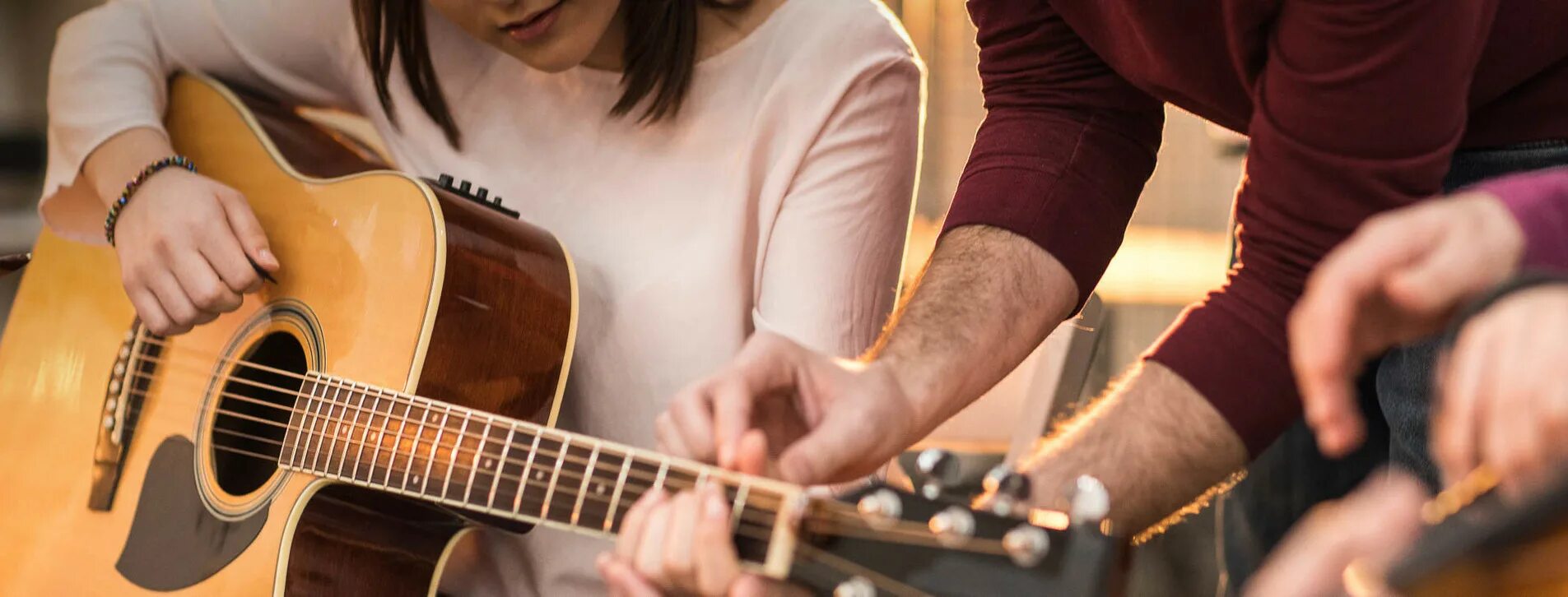 Уроки гитары. Уроки игры на гитаре. Занятия на гитаре. Обучение игре на гитаре объявление. Игра на гитаре.