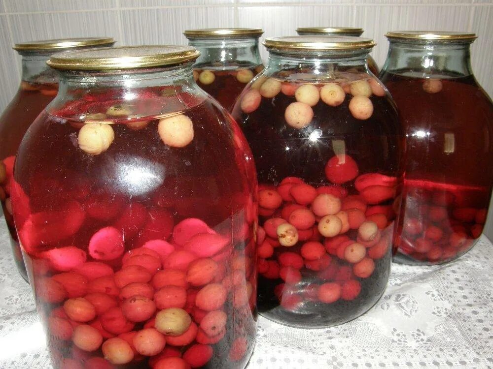 Компот вишня аморель. Виноградный компот. Компота из черешни и вишни. Компот из вишни. Домашние заготовки компоты.