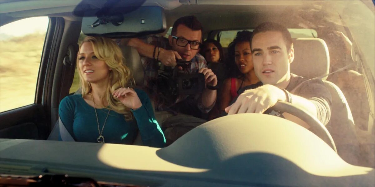 Н. Челан симмонс убойные каникулы. Молодые люди едут отдыхать ужасы. Убойные каникулы фильм 2010. Лихорадка фильм ужасов 2016.