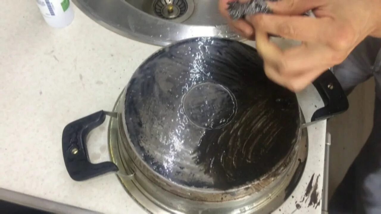 Как почистить кастрюлю из нержавейки. Алюминиевая сковорода с нагаром. Перегрел кастрюлю из нержавейки. Удалитель нагара с посуды. Посуда из нержавейки нагар.
