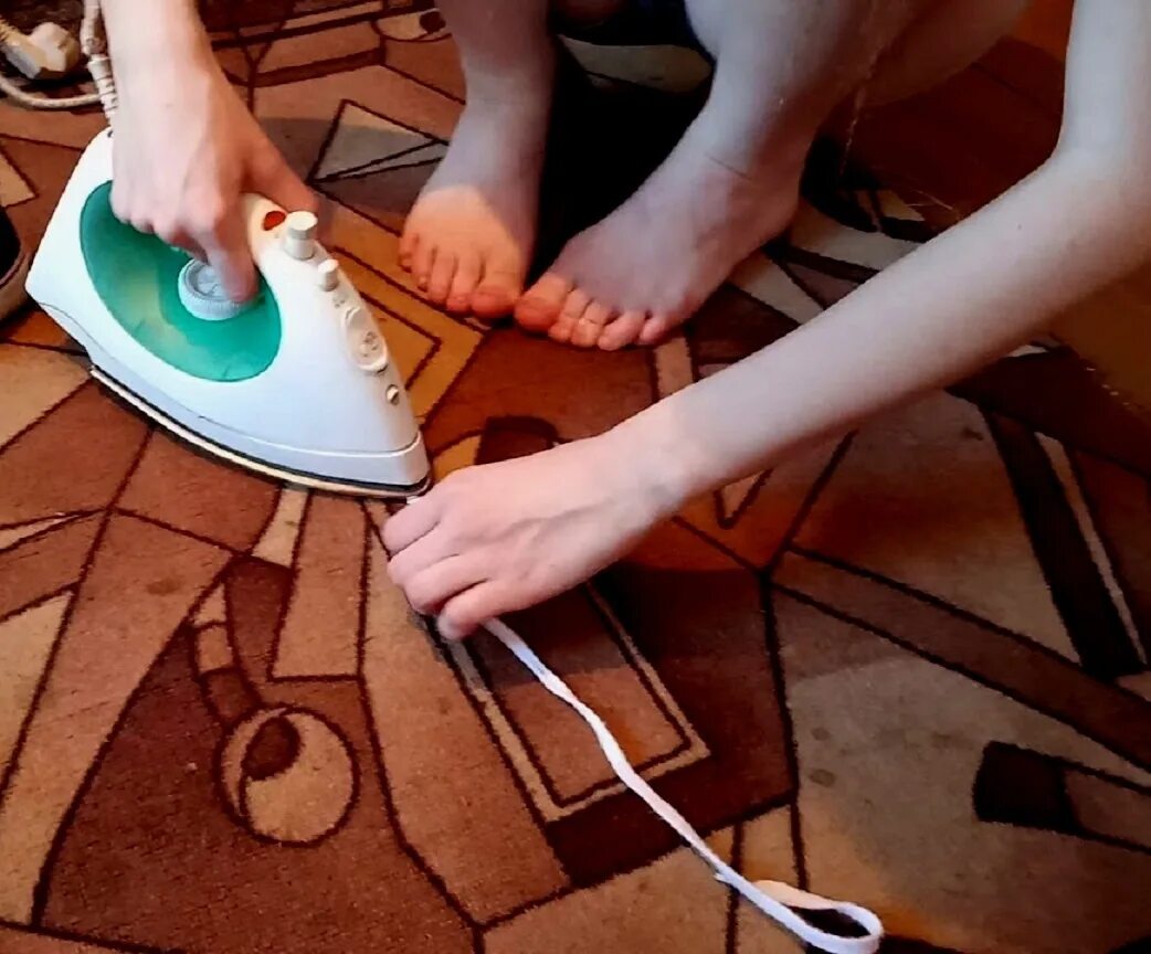 Гладить шнурки. Глажка шнурков. День глажения шнурков. Самые дорогие шнурки в мире. Глажка шнурков.