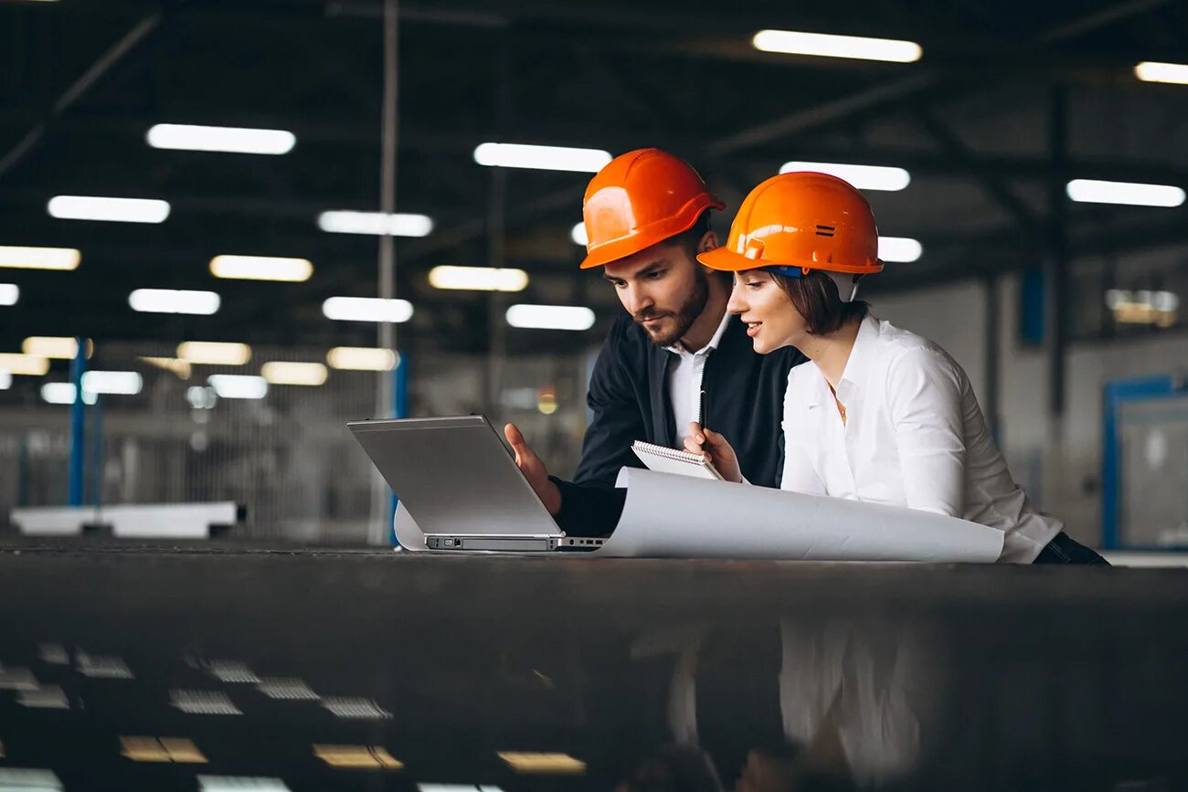 Her are engineers. Инженер на заводе. Команда инженеров. Рабочий на производство. Промышленная инженерия.