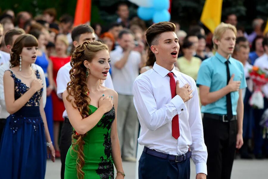 Каком выпускном. Выпускной вечер в парке горького. Бал выпускников. Выпускники школы. Школьный выпускной.