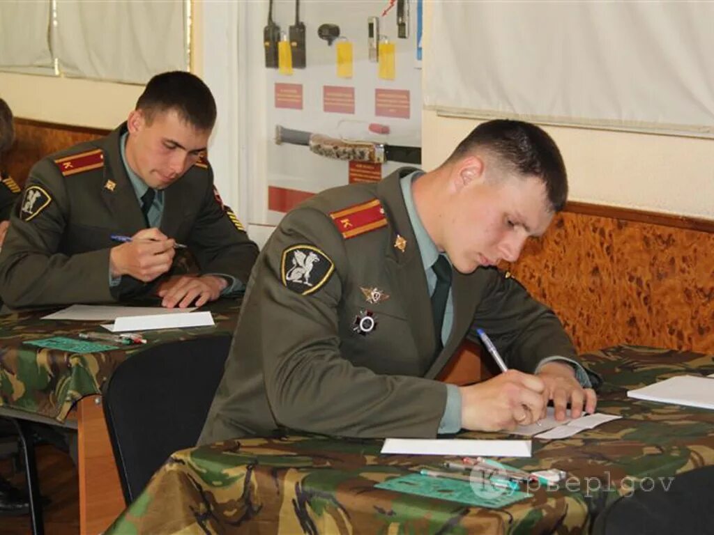 Высшее образование росгвардии. Новосибирский военный институт войск национальной гвардии. Высшее образование росгвардии. Курсанты пви внг рф. Знак об окончании военного института росгвардии.