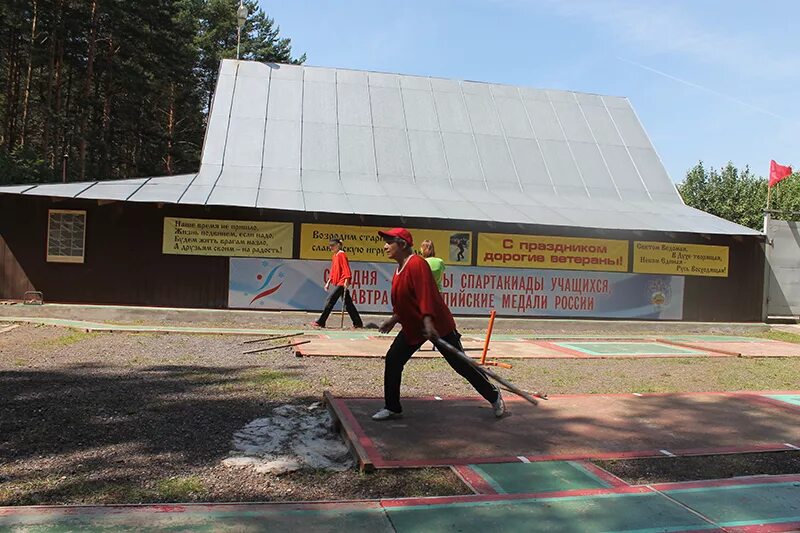 Игра городки. Игра городки фото. Городки русская народная спортивная игра. Комплекс для игры в городки. Городки в помещении