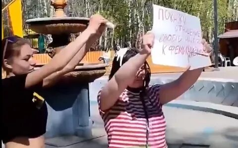 В мексике заехал в толпу феминисток
