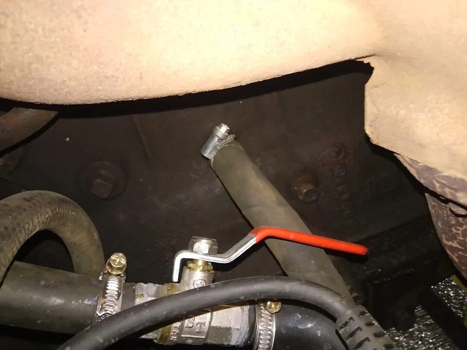 Подогреватель двигателя на ваз 2114 инжектор 8 клапанов. Предпусковой подогреватель двигателя ваз 2114. Подогреватель двигателя на ваз 2114. Котел на ваз 2114. Подогреватель двигателя 220в ваз 2114.