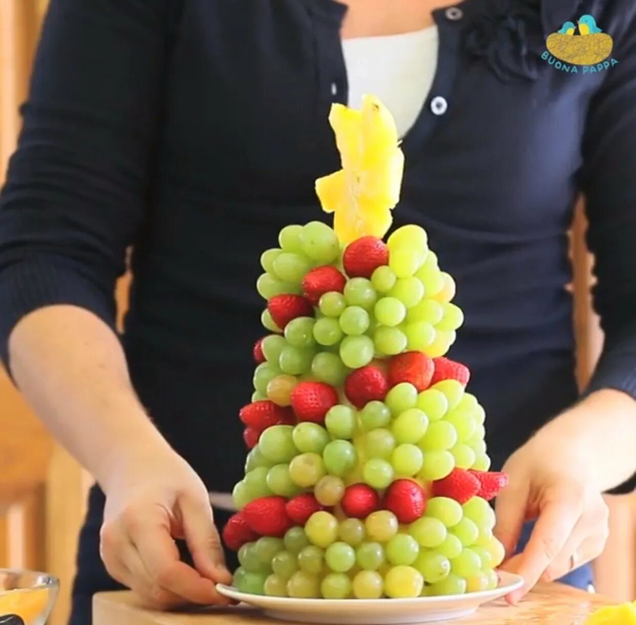 Елка из фруктов на зубочистках. Фруктовая елка из ананаса. Ананас на новый год. Как сделать елку из ананаса. Украсить ананас.