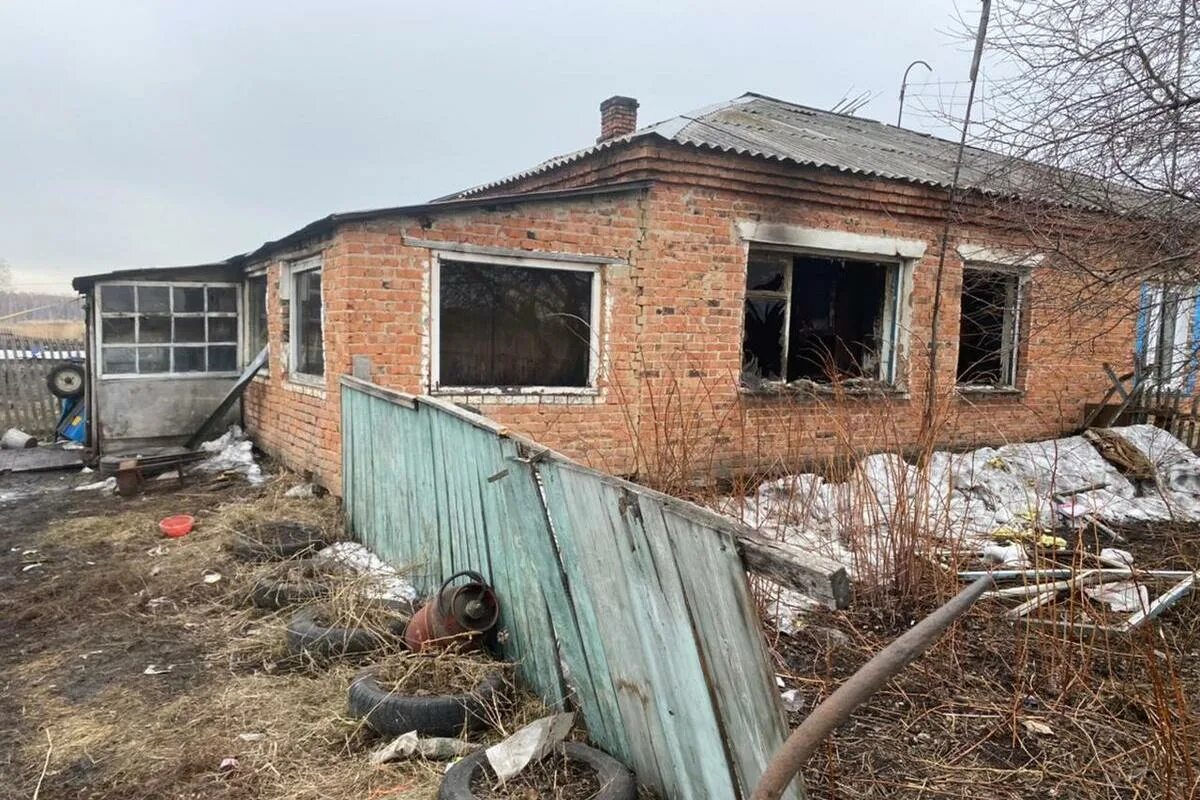 Новосибирск покончил. Пожар дома. Пожар в Тогучинском районе. Дом. Пожар на Низовке.