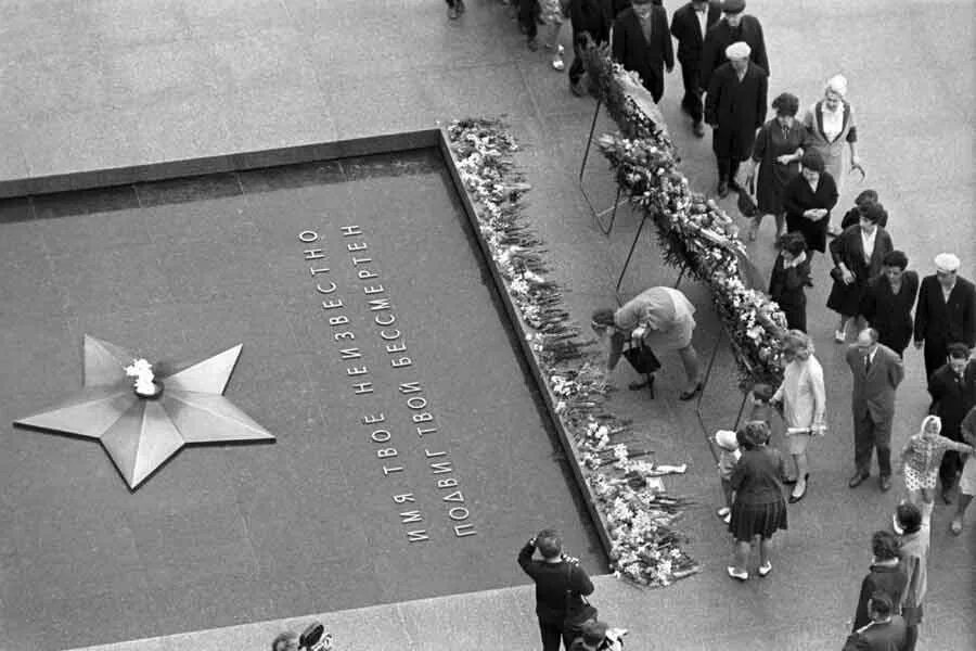 Памятник 9 мая 1966 года в магнитогорске. Захоронение праха неизвестного солдата 1966. Захоронение останков неизвестного солдата в Москве 1966. 1966 Год захоронение неизвестного солдата. Захоронение неизвестного солдата у кремлевской стены 1966.