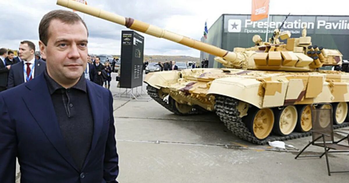 Пушки вместо масла. Медведев танк. Медведев Уралвагонзавод. Медведев на танковом заводе.