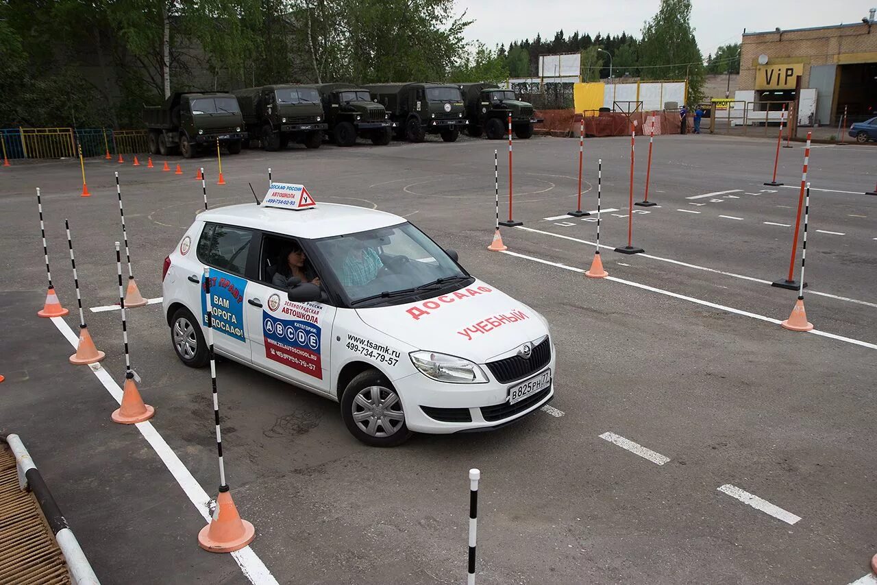 Автомобиля вождение городского. Учебный автомобиль. Автошкола автомобиль. Автошкола учебный автомобиль. Учебные машины в автошколах.