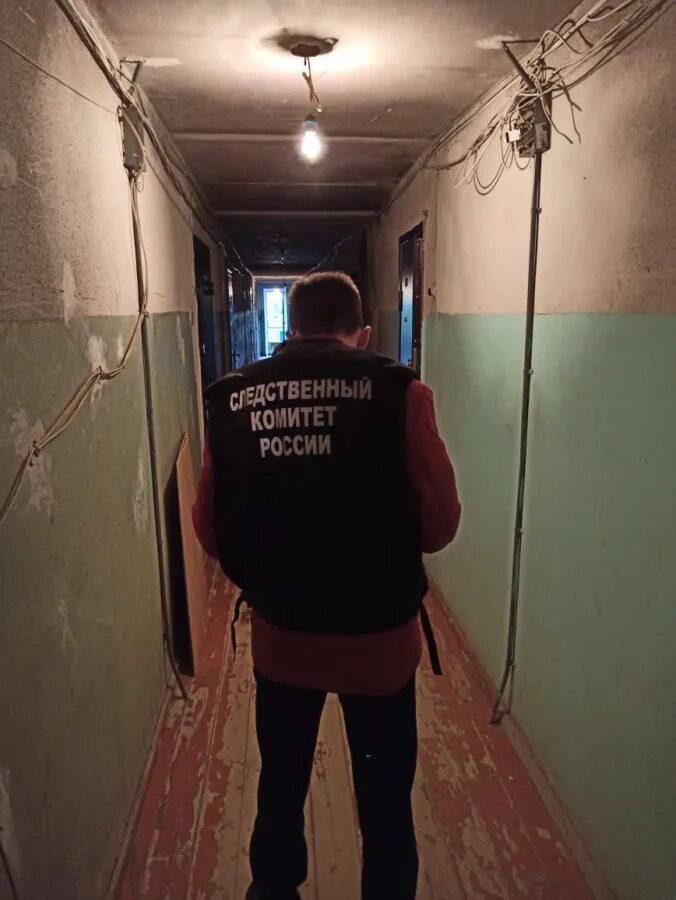 Назарово молодой парень погиб в подъезде. Падик. Девочки в подъезде. В подъезде умирают люди. Участковый покончил на пороге.