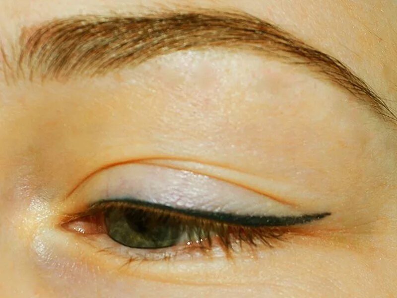 Глаза без нависшего века. Веко никель. Татуаж нижнего века межресничный. Макияж на нависшее веко зеленые глаза. Макияж глаз для нависшего века.