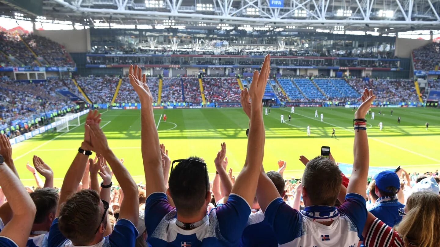 трибуны с болельщиками. камп ноу болельщики. человек приходя на футбольный матч. футбол. на футбольный матч всегда приходил один и тот же человек.