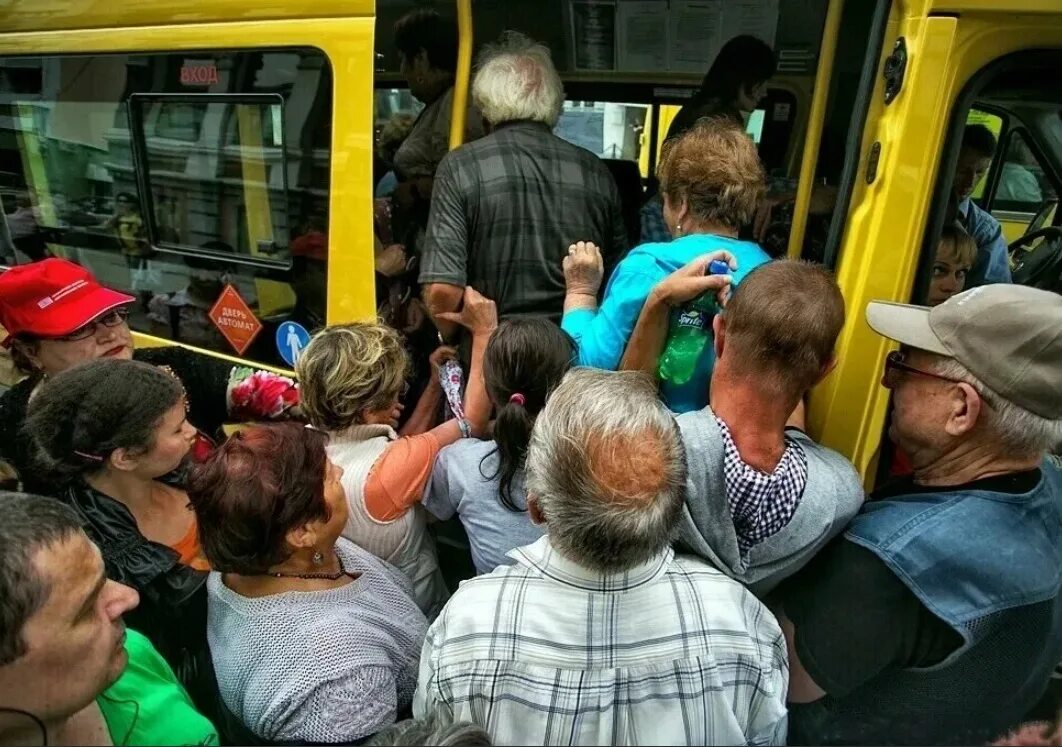 М автобус в час. Переполненный общественный транспорт. Толпа людей в автобусе. Люди в общественном транспорте. Толпа людей в общественном транспорте.