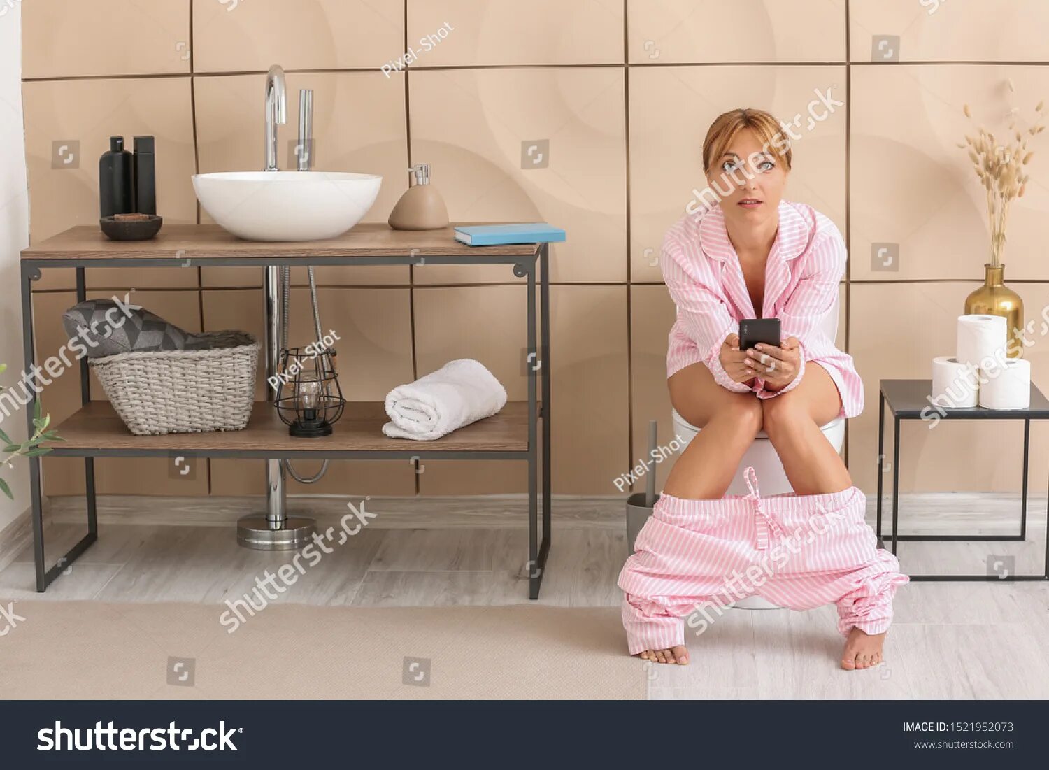 Женщина дома в туалете. Девушка сидит на унитазе. Девочки сидят на унитазе. Красивая девушка на унитазе. Женщины на унитазе с телефоном.