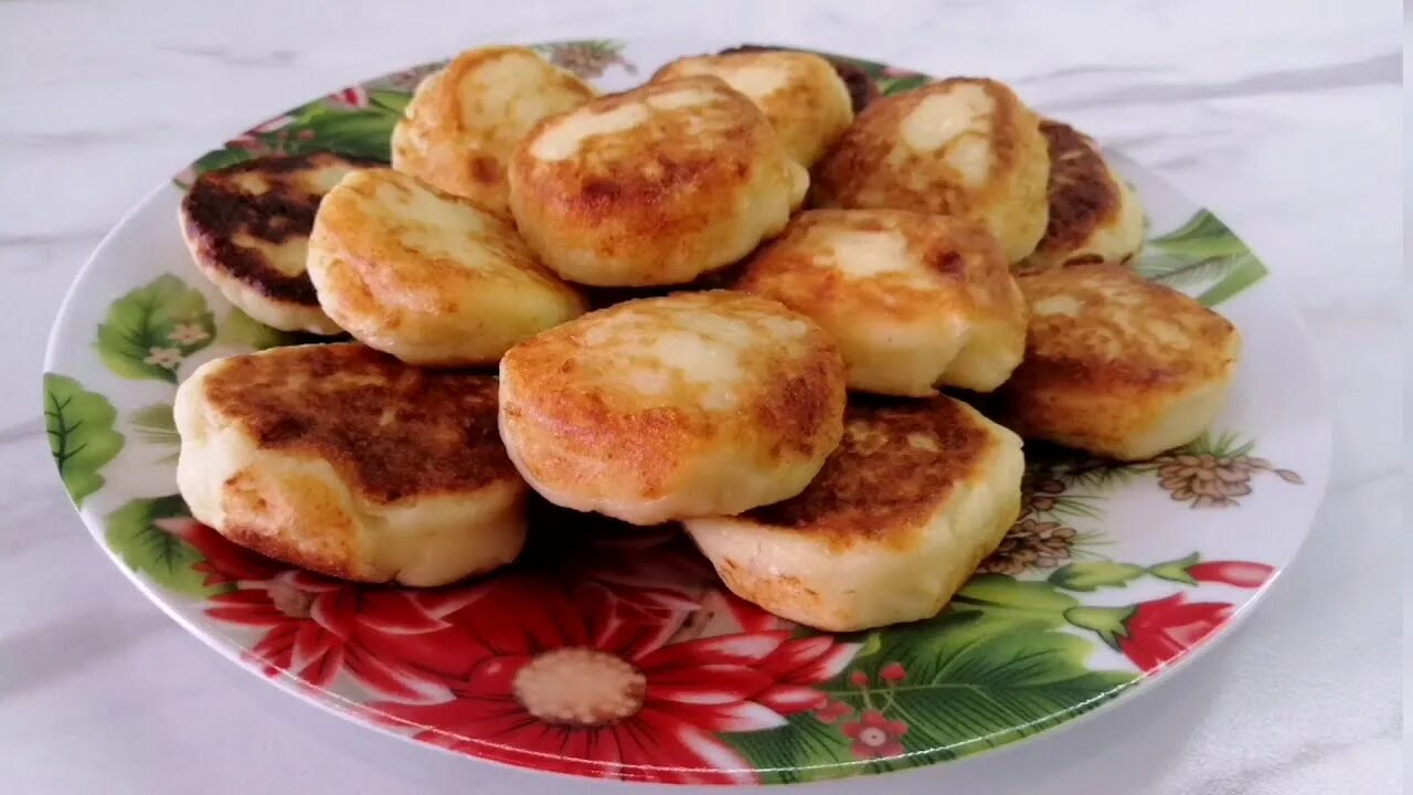 Нежные и пышные сырники. Сырники из творога на сковороде воздушные и нежные. Сырники из мягкого творога на сковороде. Сырники из творога на сковороде воздушные и нежные пышные