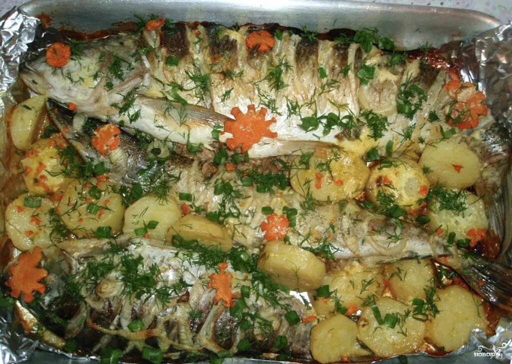 Рыба в духовке. Рыба запеченная в духовке. Рыба в духовке с картошкой и овощами. Рыба запечённая в духовке с овощами. Щука рецепт в духовке пошаговой