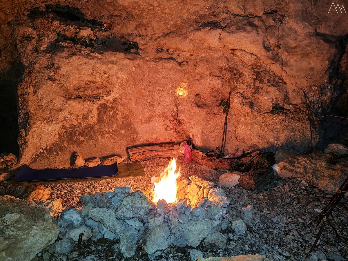 Разведение костра в лесу. Костер в гроте. Дружба начиналась очень давно пещера костер. Свечи в пещере. Первобытная пещера.