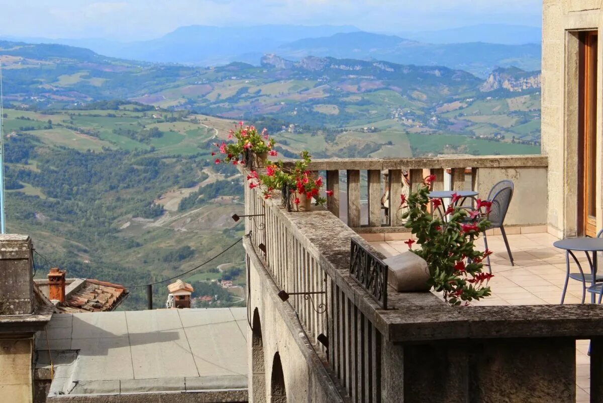 Дома марино. Сан Марино Италия. Санта Марино Италия. Сан Марино столица Италия. San Marino (Сан Марино).