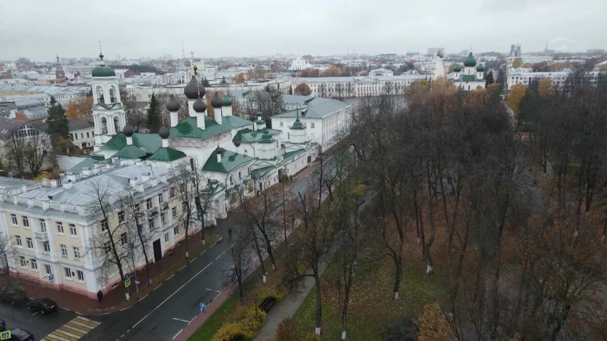 В 2017 году появление. Ярославль зимой. Снег в Ярославской области. Ярославский Кремль с Богоявленской площади фото.