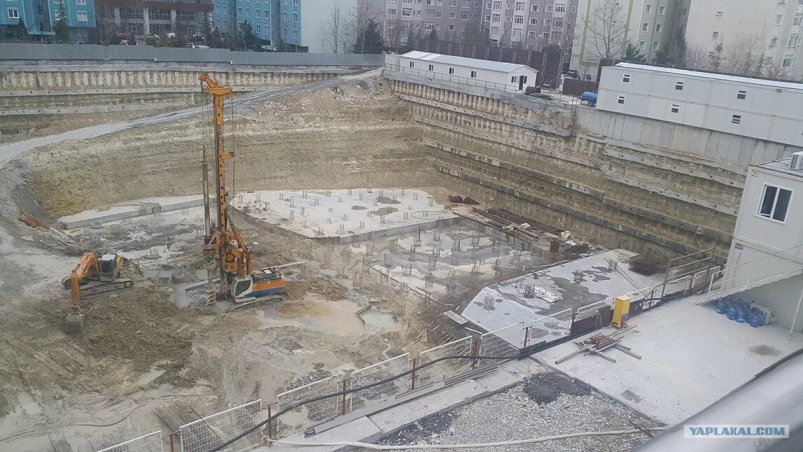 Котлован ижевск. Котлован для многоэтажного домадома. стройка котлован. котлован для многоэтажки. котлован под многоэтажный дом.