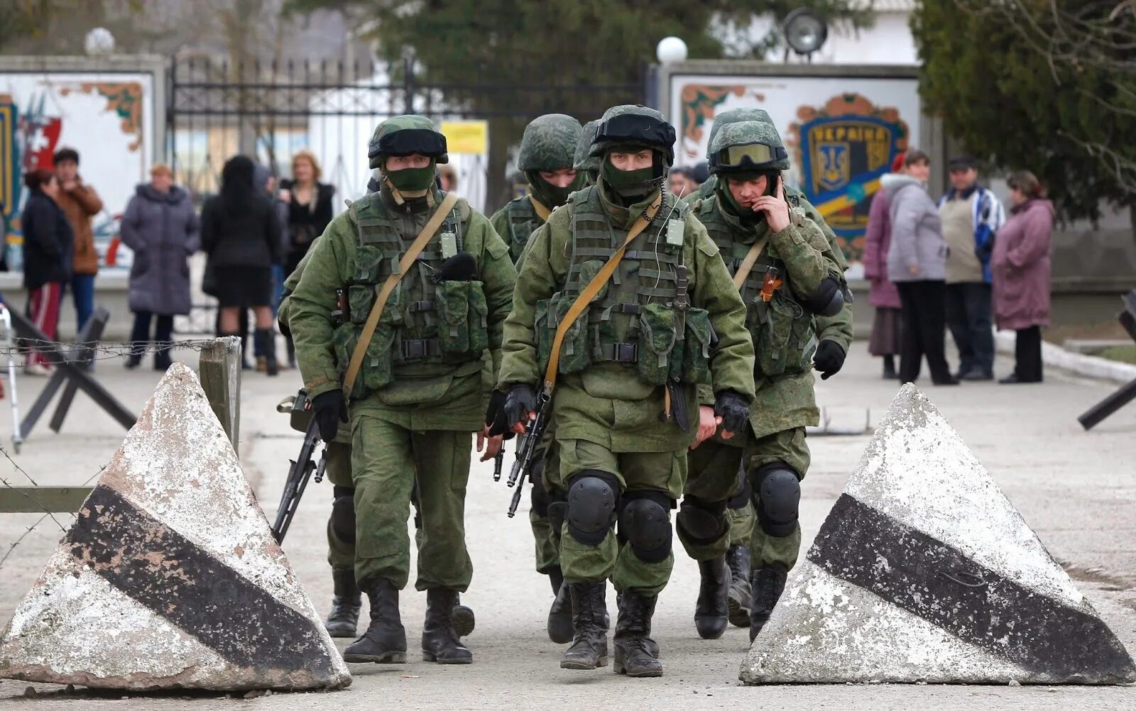 Российские войска в крыму. Российские войска в крыму 2014. Русские солдаты в крыму 2014. Российские войска в крыму 2014. Русские войска в крыму.