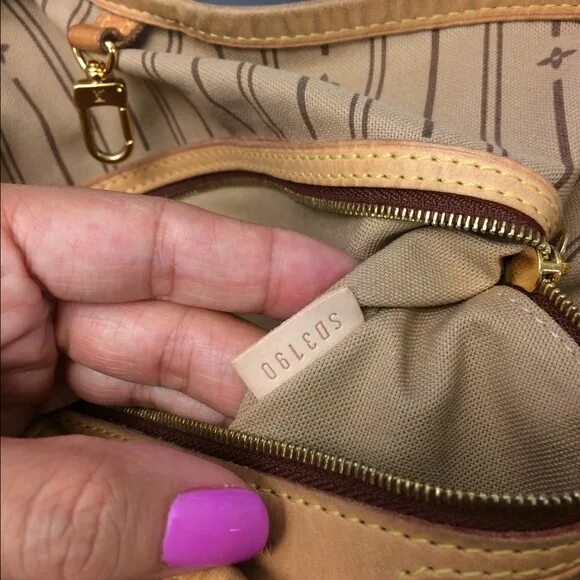 Луи виттон бирка на сумке. Серийный номер луи виттон. Коды louis vuitton. Бирки луи виттон оригинальные. Бирки луи виттон оригинальные.