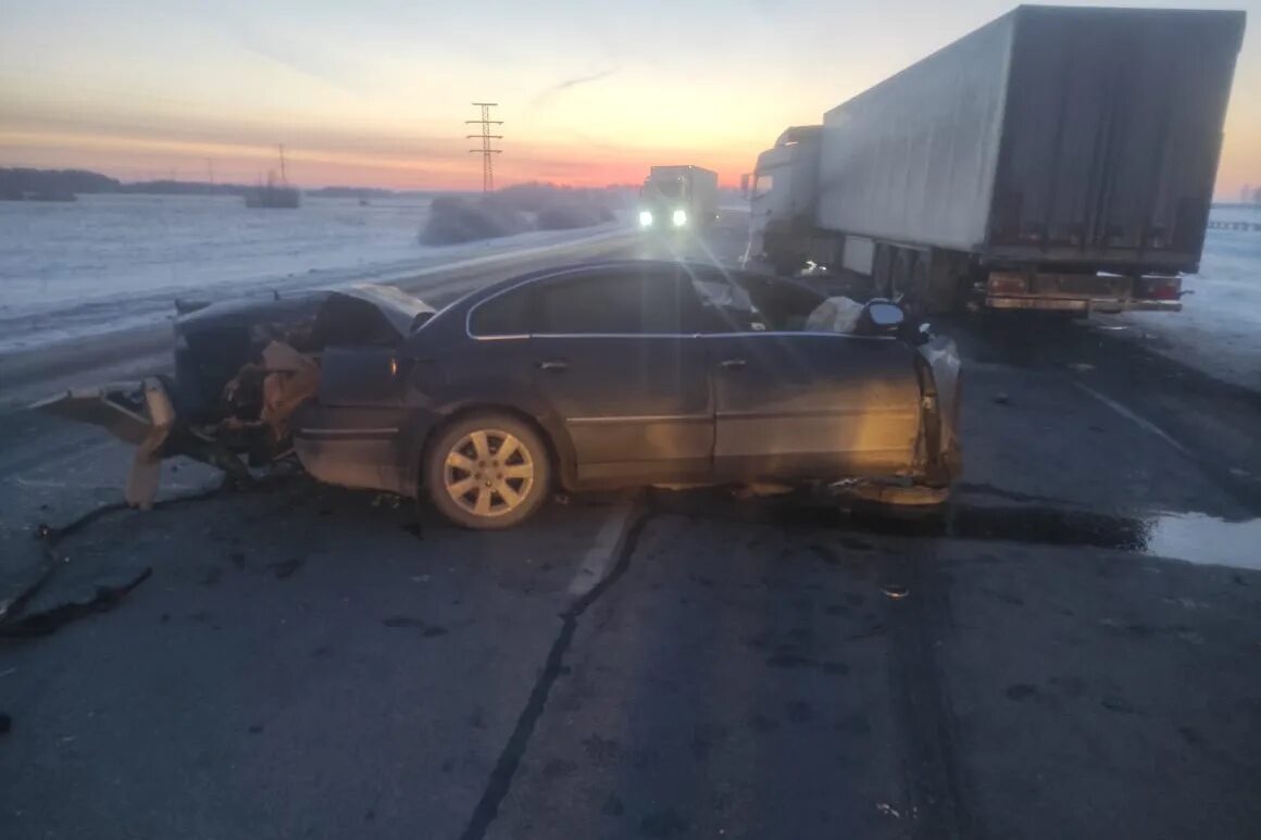 Новости 28.02 2024 г. Авария на трассе Омск Новосибирск. Авария на Новосибирской трассе КАМАЗ. Лобовое столкновение на трассе Омск Новосибирск.