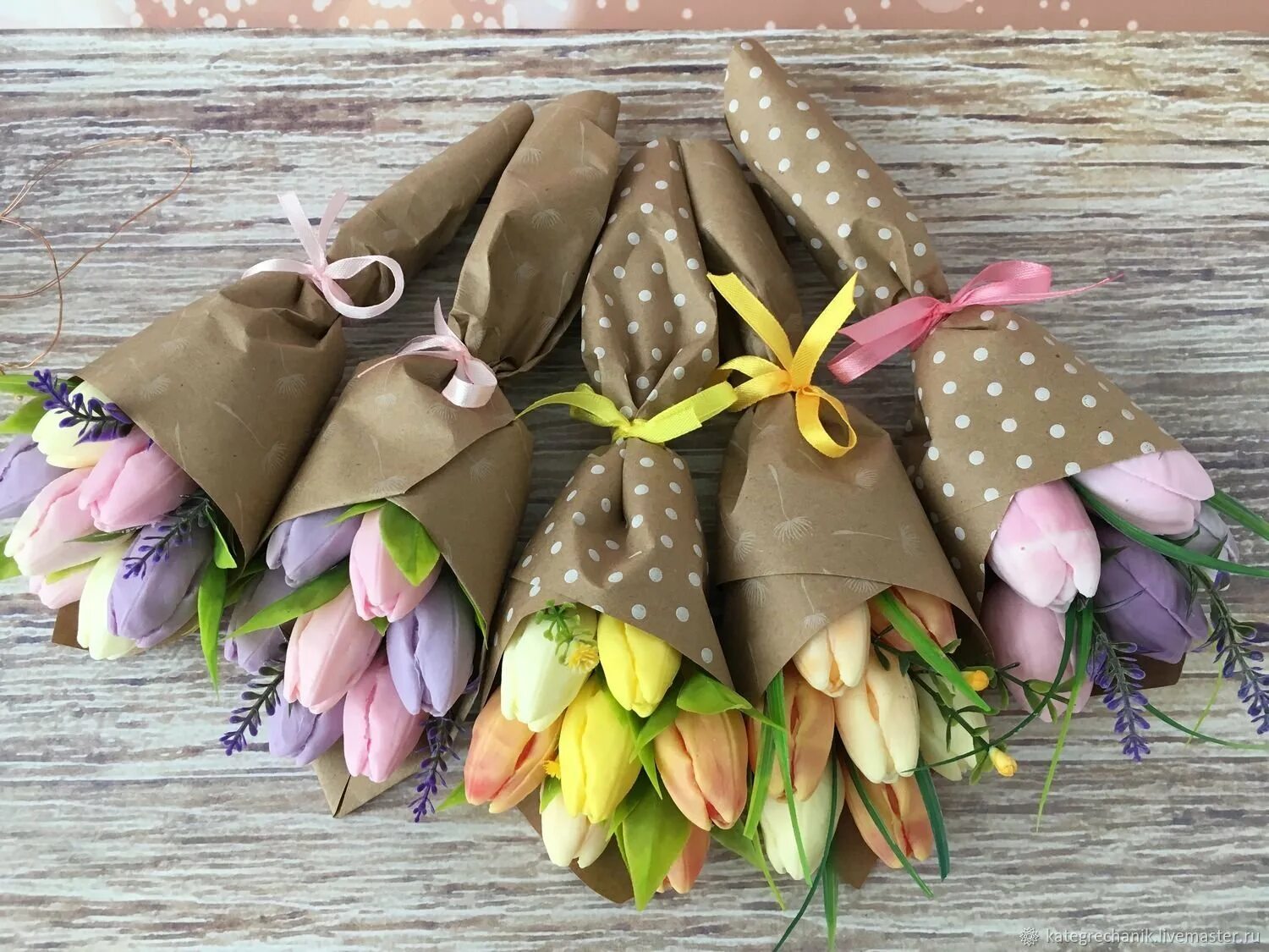 Упаковка тюльпанов. Красиво упаковать тюльпаны. Тюльпаны в красивой упаковке. Упаковка тюльпанов в крафт. Запаковать букет 25 тюльпанов.
