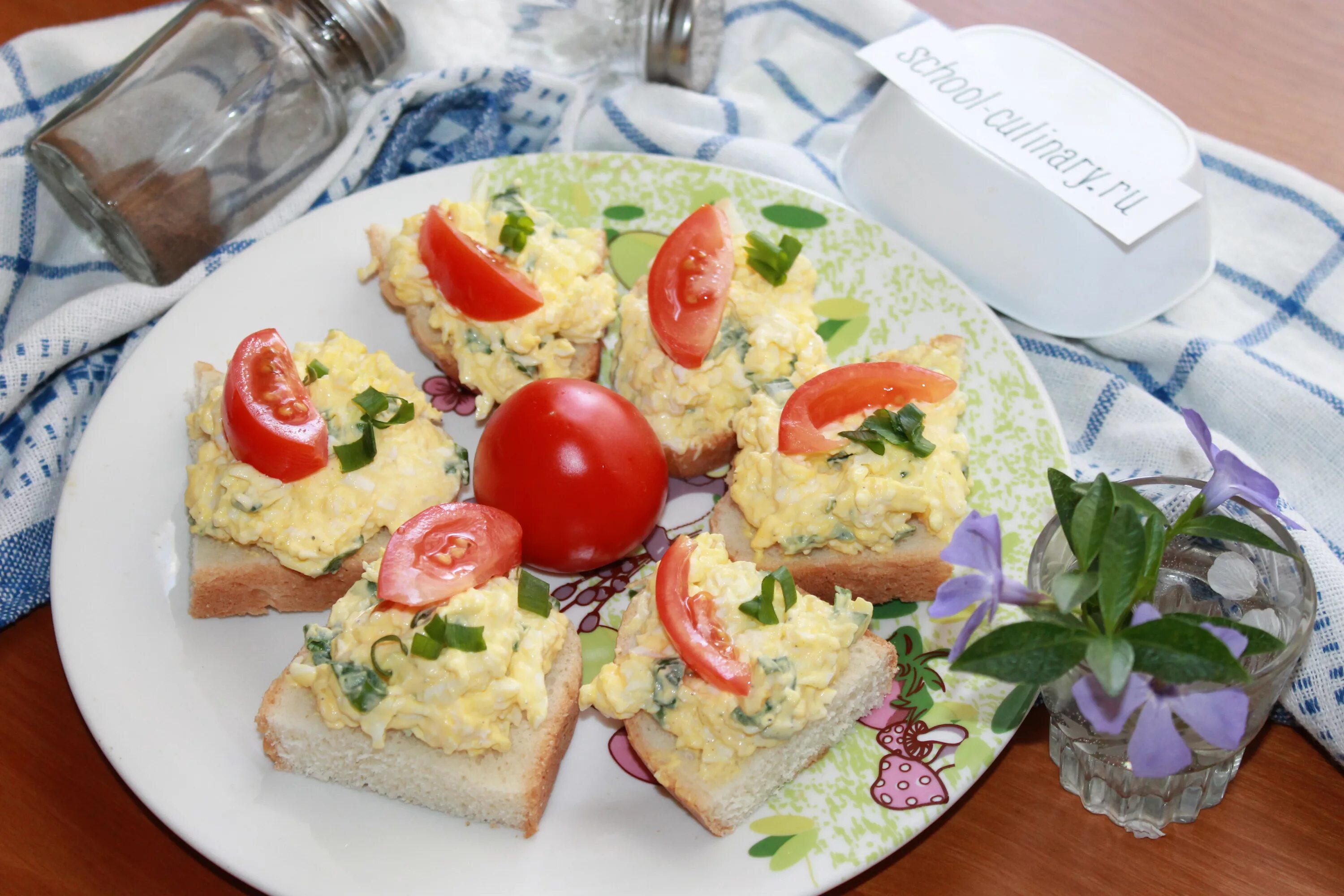 Бутерброды сыр с чесноком и яйцом. Бутерброды с сыром и чесноком. Бутерброд с яйцом. Бутерброды сыр с чесноком. Бутерброды с яйцом и сыром.