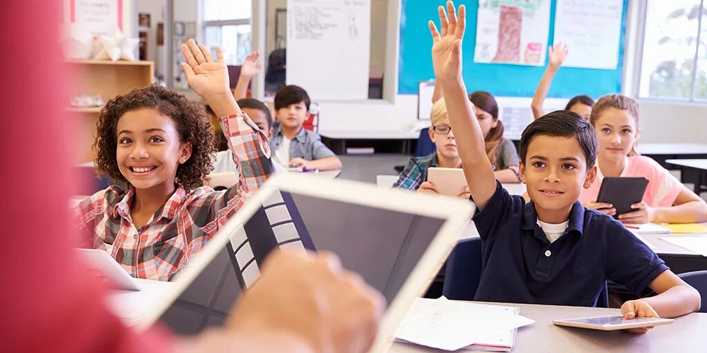 We study at the same school. Смешанное обучение на английском. Primary school pupils. Школьное образование в сша. Pupils studying.
