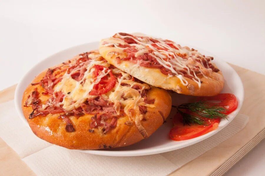 рецепт мини пиццы с колбасой. мини пицца. мини пицца с ветчиной и сыром. мини пицца. мини пицца.