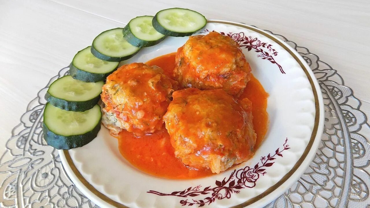 Ежики из фарша и риса в духовке. Ежики в томатном соусе в духовке. ёжики из фарша с рисом. ёжики в сливочно томатном соусе. ёжики из фарша с рисом в духовке в томатном соусе.
