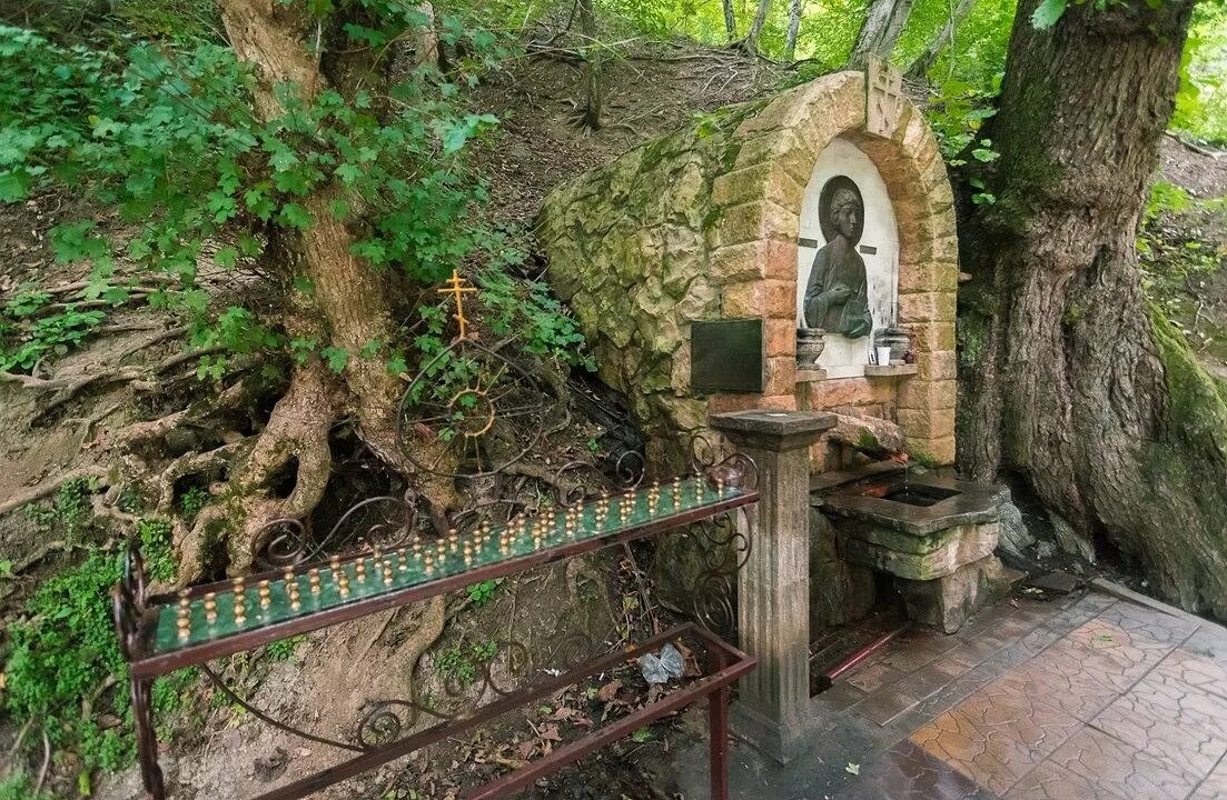 Родники в краснодарский. Источник Святого Пантелеймона горячий ключ. Святой источник Святого Пантелеймона целителя. Каложицы Святой источник Пантелеймона целителя. Горячий ключ источник Пантелеймона целителя.