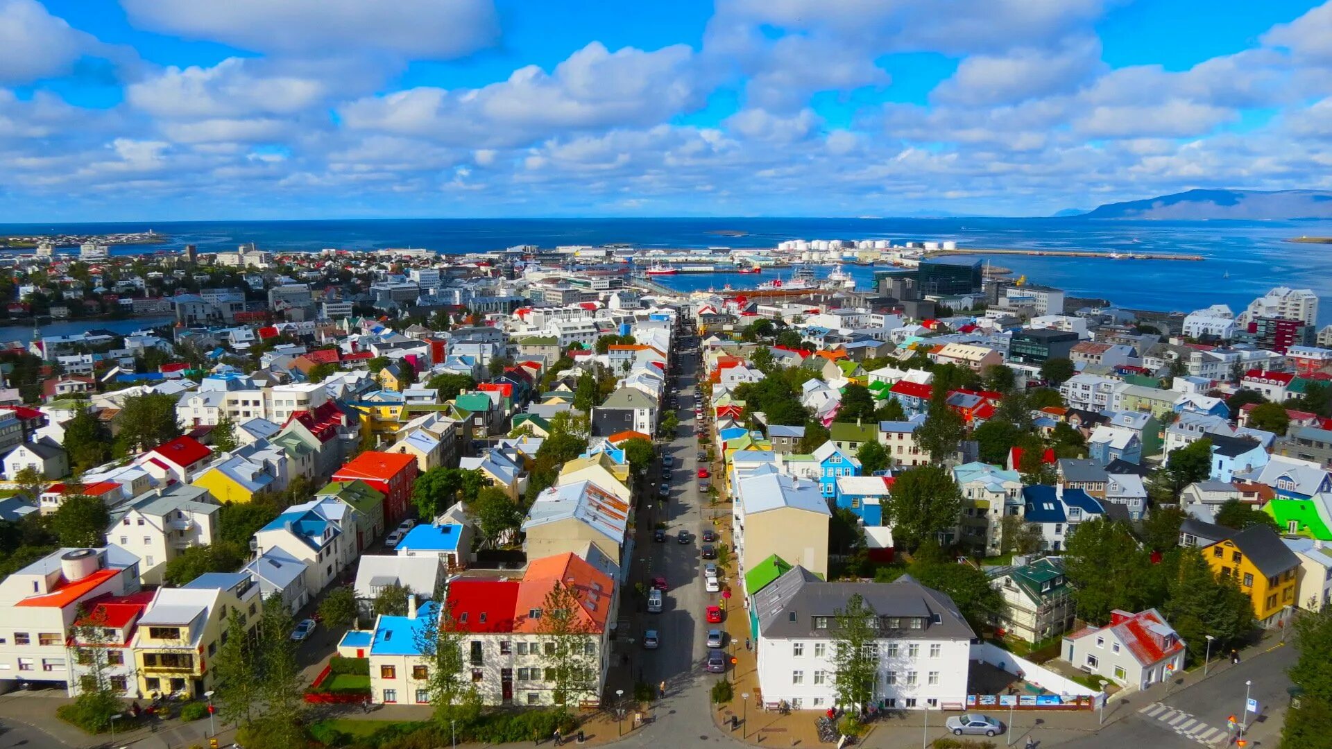 Рейкьявик самая холодная столица европы. Исландия рейкьявик. Численность рейкьявика. Исландия рейкьявик с высоты птичьего полета. Рейкьявик столица исландии.