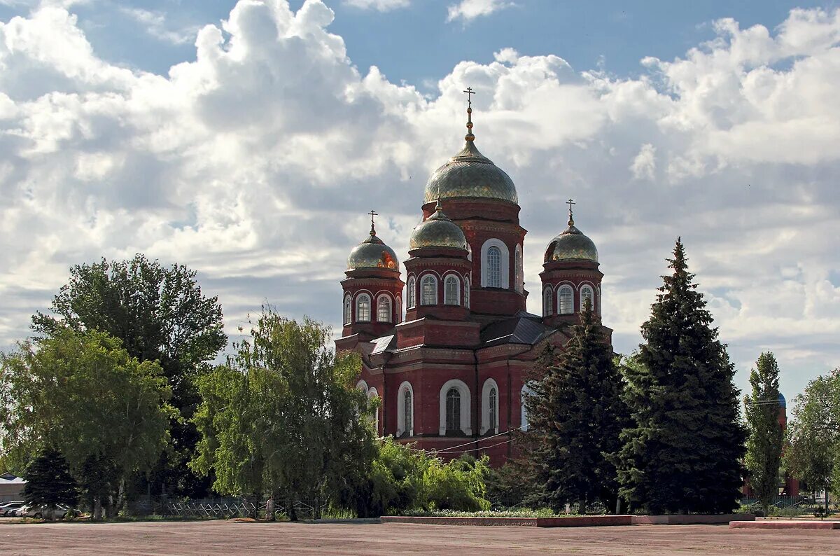 Россия г пугачев. Город пугачёв Саратовская область Церковь. Храм в Пугачеве Саратовской области. Площадь города Пугачева Саратовской области.