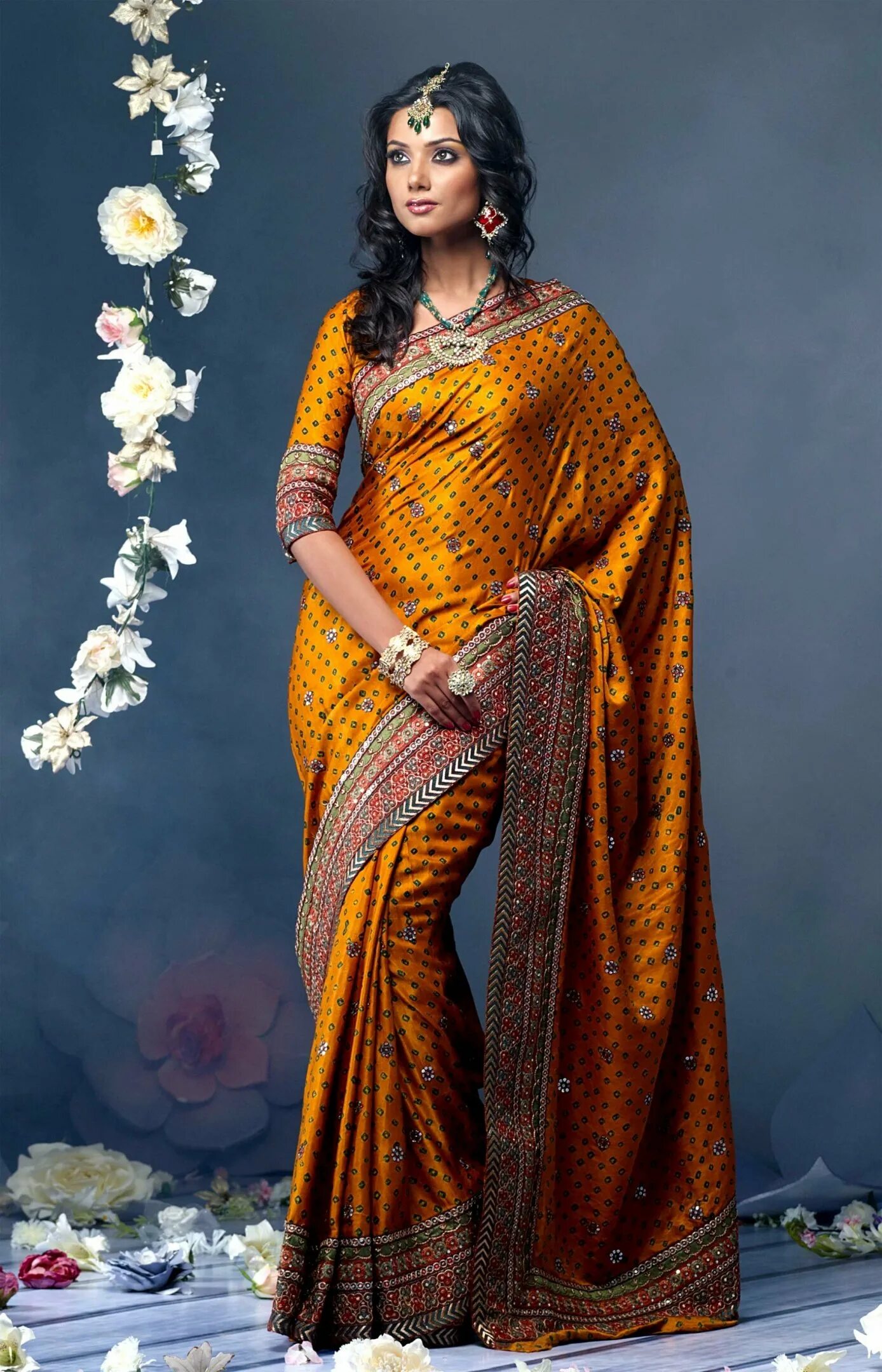 Одежда индии сари. Национальный костюм Индии Сари. Сари — Национальная женская одежда Индии. Национальная одежда в Индии Сарри. Сари одежда женщин в Индии.