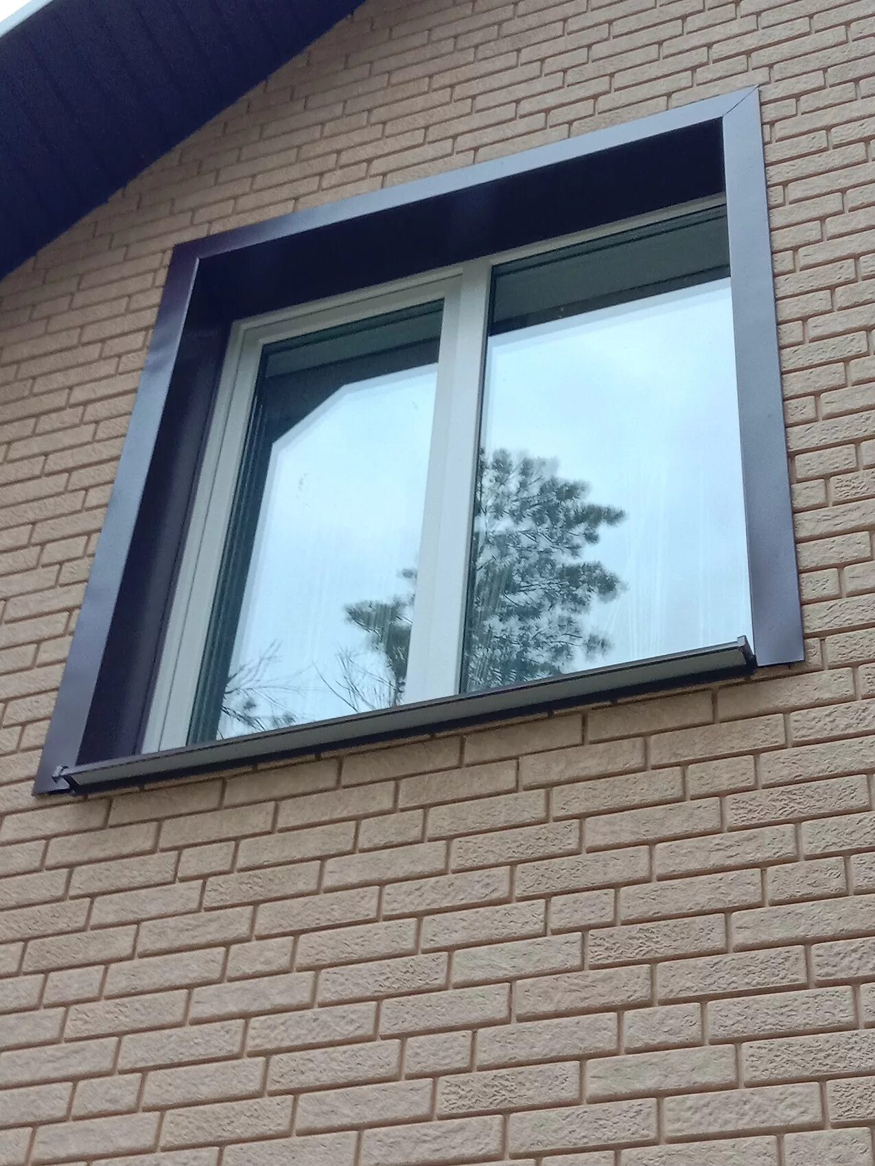 Металлические откосы на окнах наружные. Откосы на окна наружные металлические. Наружные откосы для пластиковых окон из металла. Откосы из металла на окна наружные. Металлическое обрамление окон.