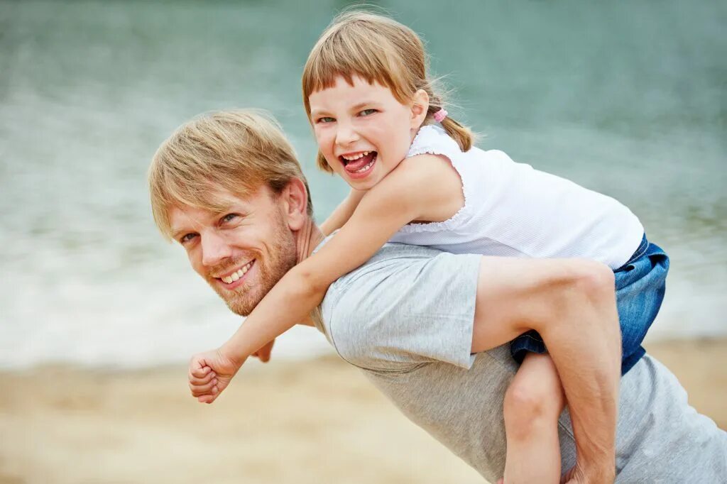 Mit der vater. Vater und tochter картинка. несовершеннолетняя дочь и папа пляж. фото папы с дочками на пляже.