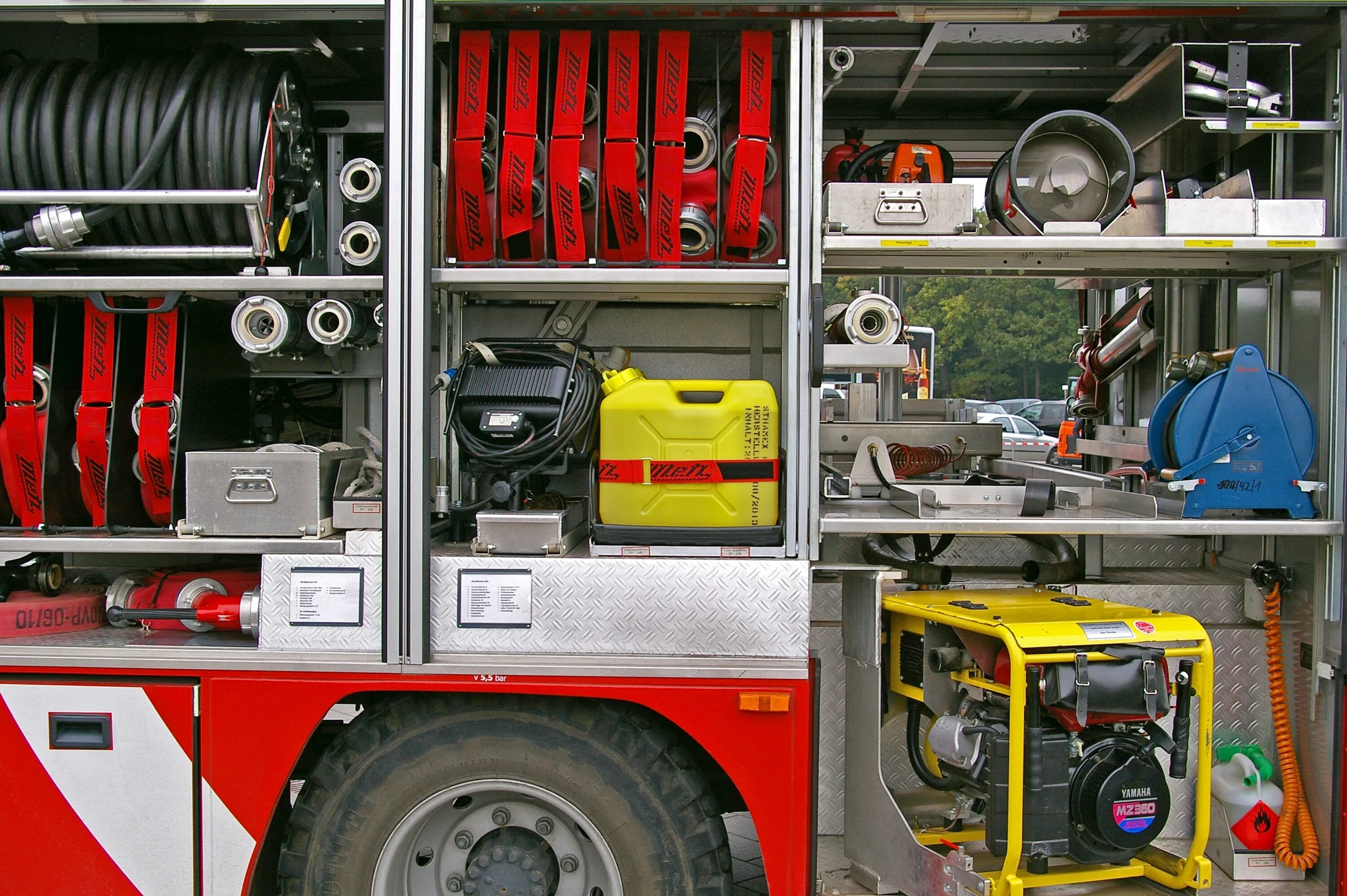 Средний ремонт пожарного автомобиля. ПТВ пожарной машины. ПТВ снаряжения для пожарной машины. Оснащение пожарного автомобиля. Пожарно-техническое вооружение и оборудование.