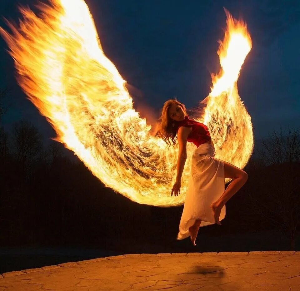 Глупый ангел пляшет. Девушка с огненными крыльями. Девушка ангел в огне. Крылья в огне. Девушка с крыльями в огне.