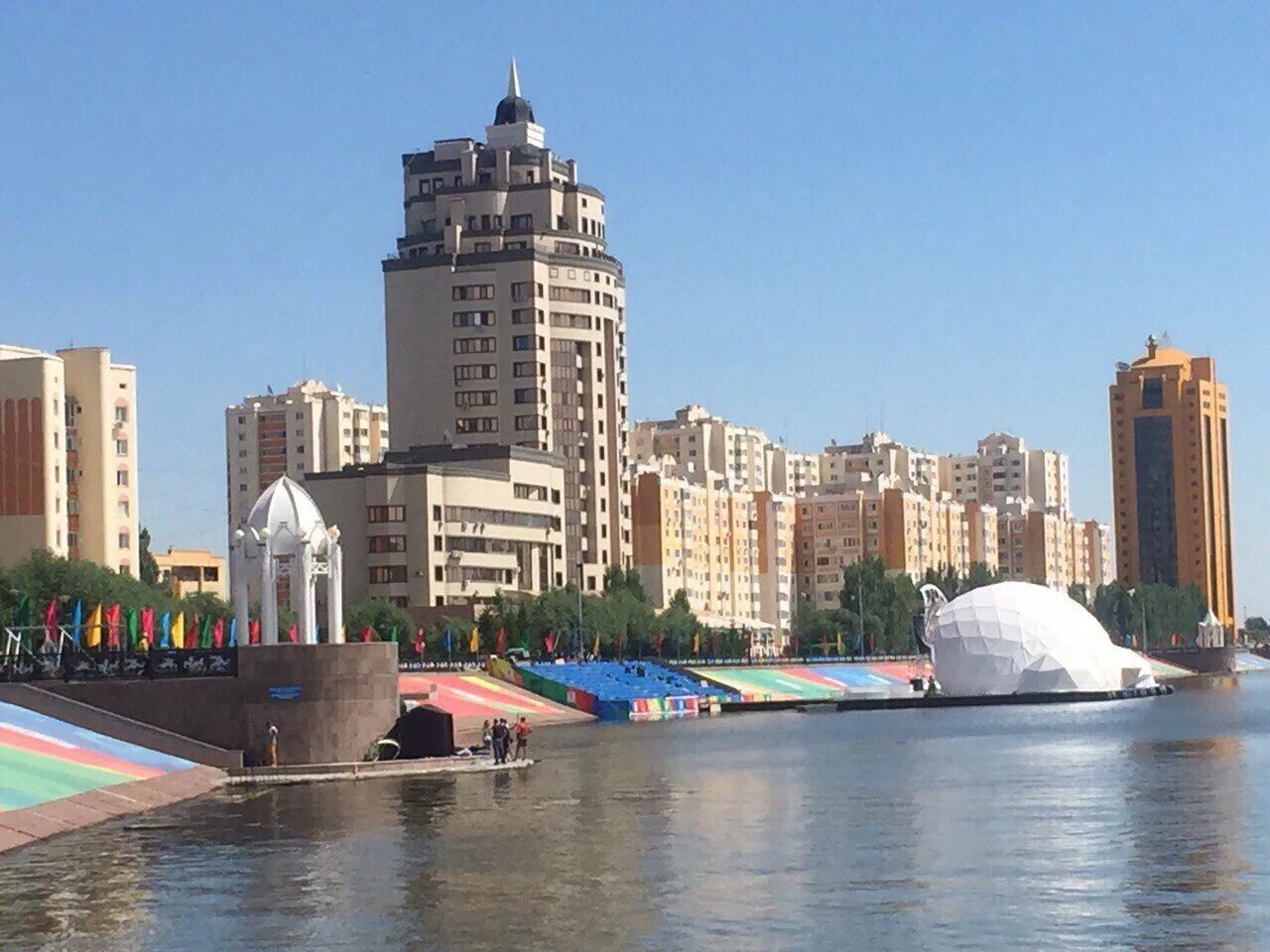 Рэдиссон астана. Астана на берегу. Казахстан набережная астаны. Мост астана набережная. Нурсултан астана мост.