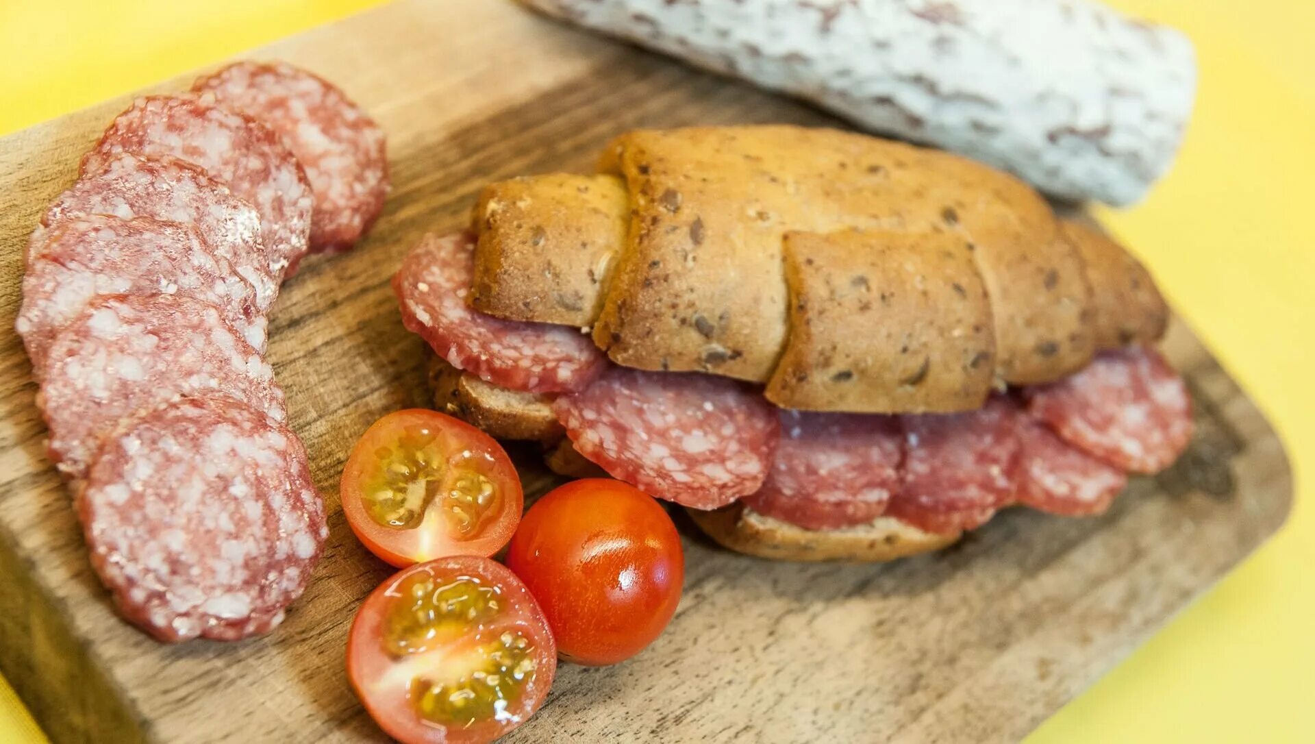 Колбаса получилась. Хлеб с колбасой. мясо и хлеб. колбасу с хлебушком. колбаса аппетитная.