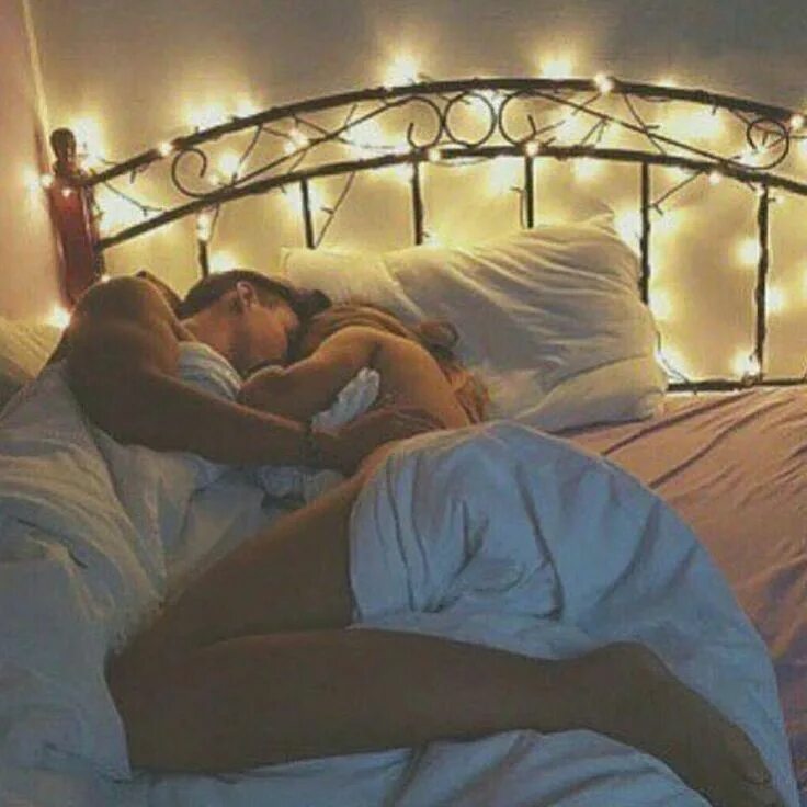 Спать вдвоем. Влюбленные спят. Романтика в кровати. Вдвоем в кровати. Kisses bed