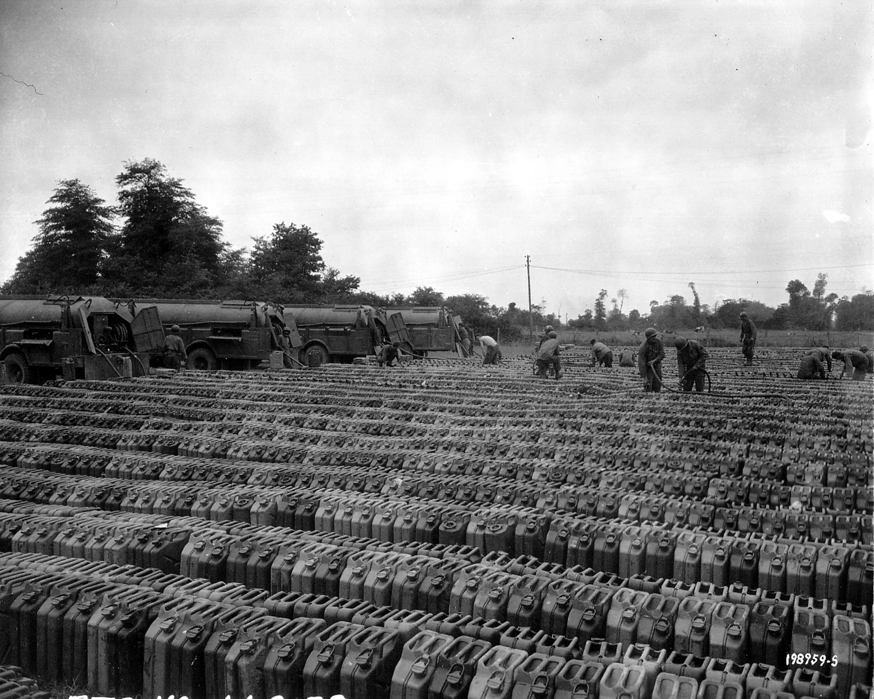 Трофеи вермахта в 1941 году. Канистра вермахта 1942. Трофейное оружие вермахта в красной армии. Немецкая канистра 1941.