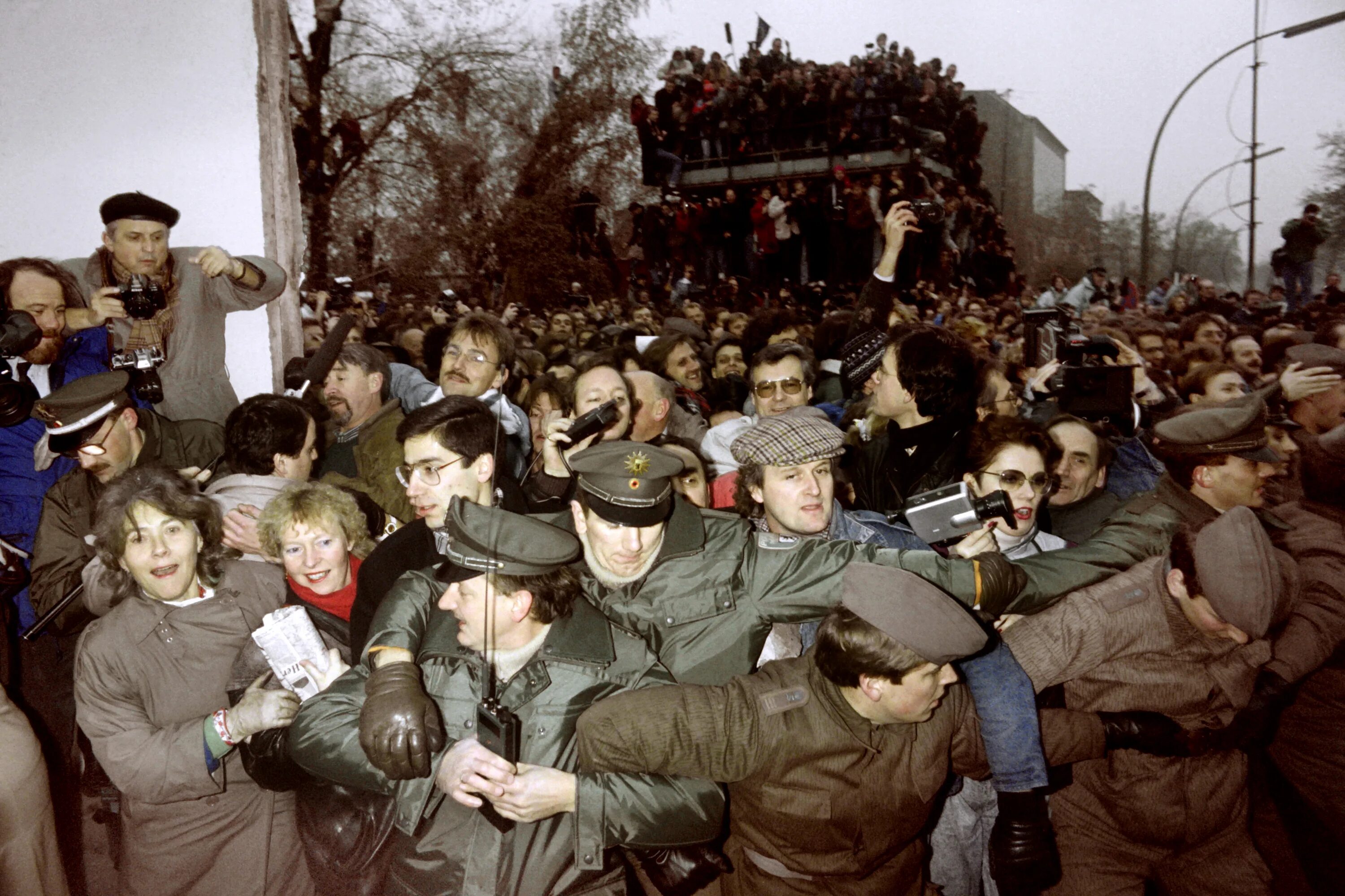 Фрг и гдр берлинская стена. Падение Берлинской стены 1989. 9 Ноября 1989 Берлинская стена. 1989 Год падение Берлинской стены. В 1989 году - крушение Берлинской стены 9 ноября.