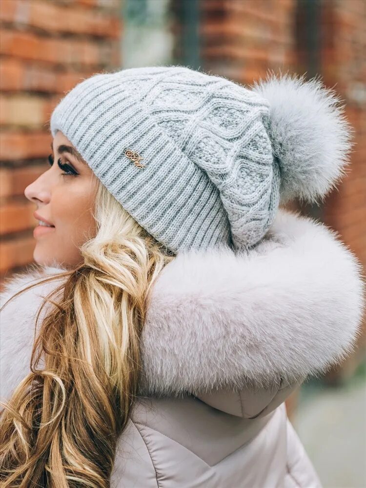 красивая девушка в шапке. шапка 3 цвета. шапка из меха кролика. шапки женские зимние меховые модные. дизайнерские шапки.