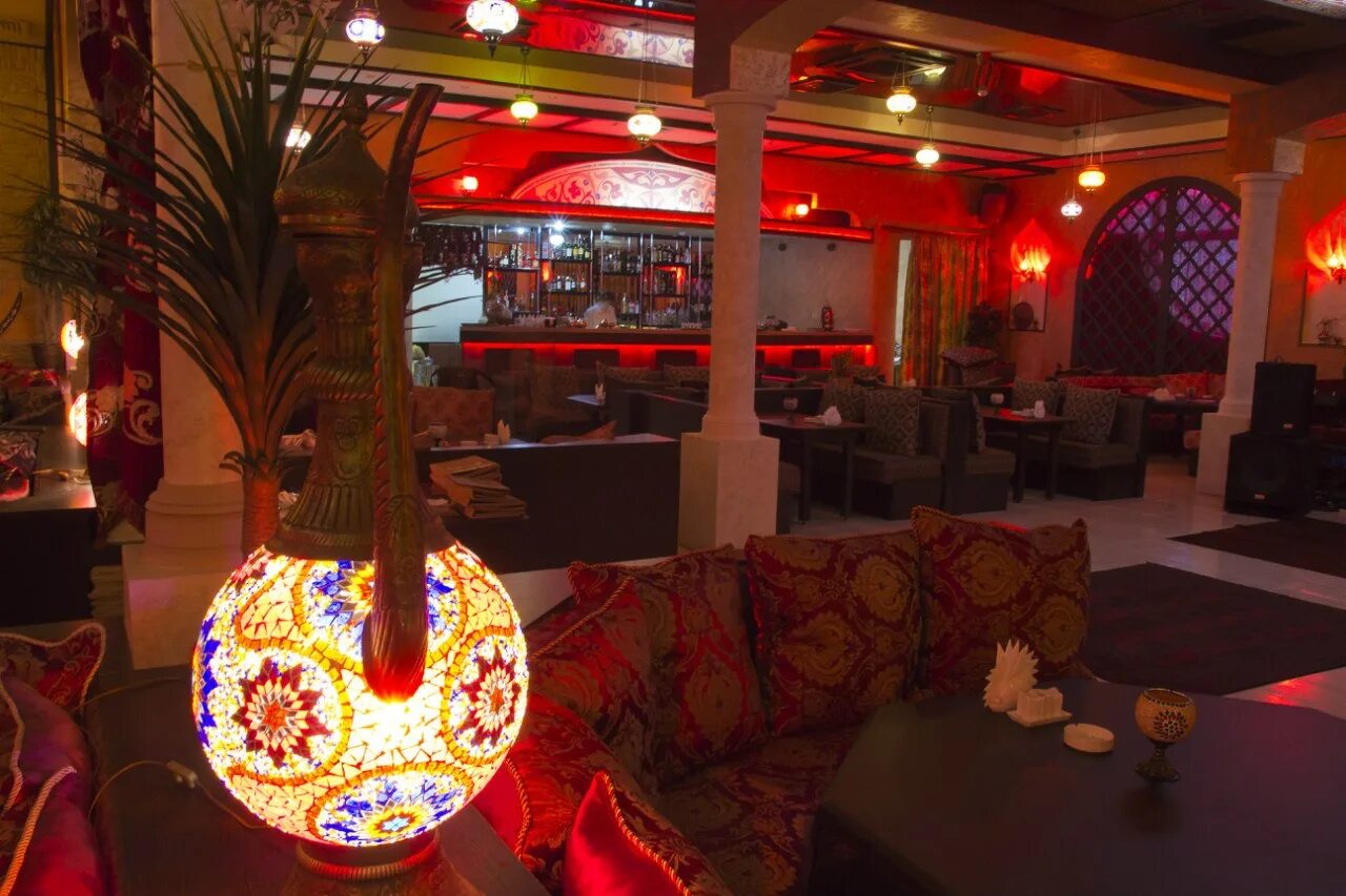 Ночью обнаружены полноценно работающие кофейня Pierre Coffee и кафе Istanbul, - 